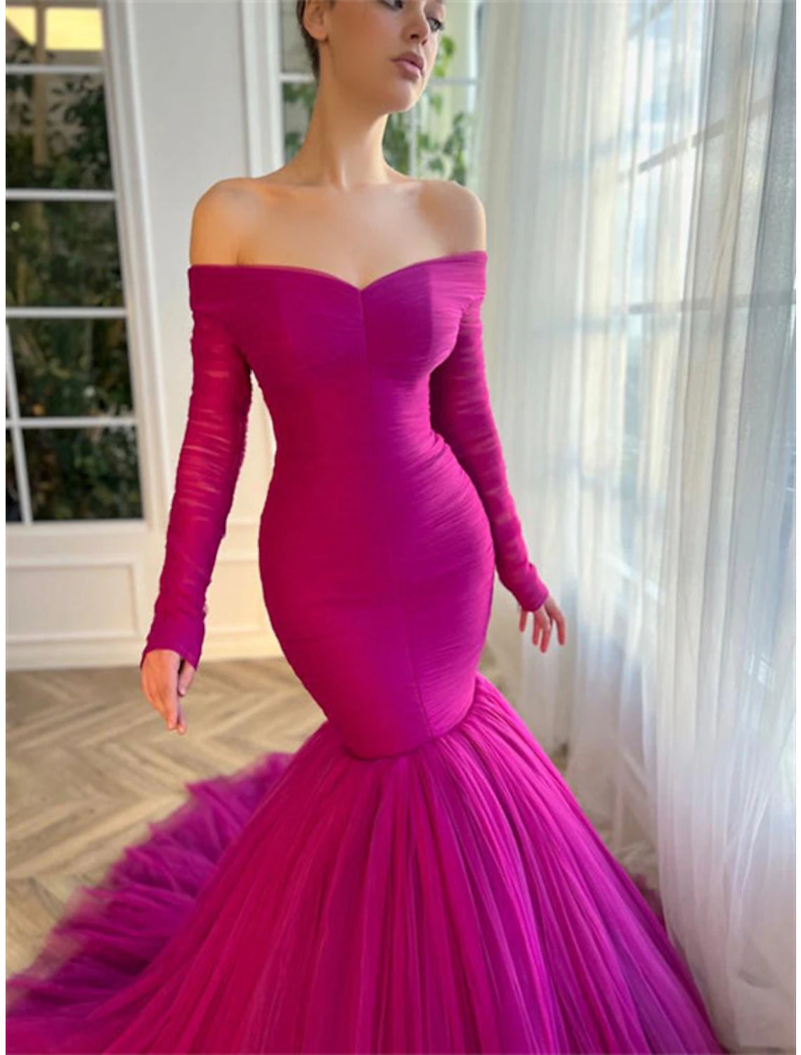 Abito da sera formale a sirena, rosso e verde, elegante, da invitare a nozze, da indossare durante la festa di nozze, con strascico, manica lunga, spalle scoperte, in tulle con arricciature