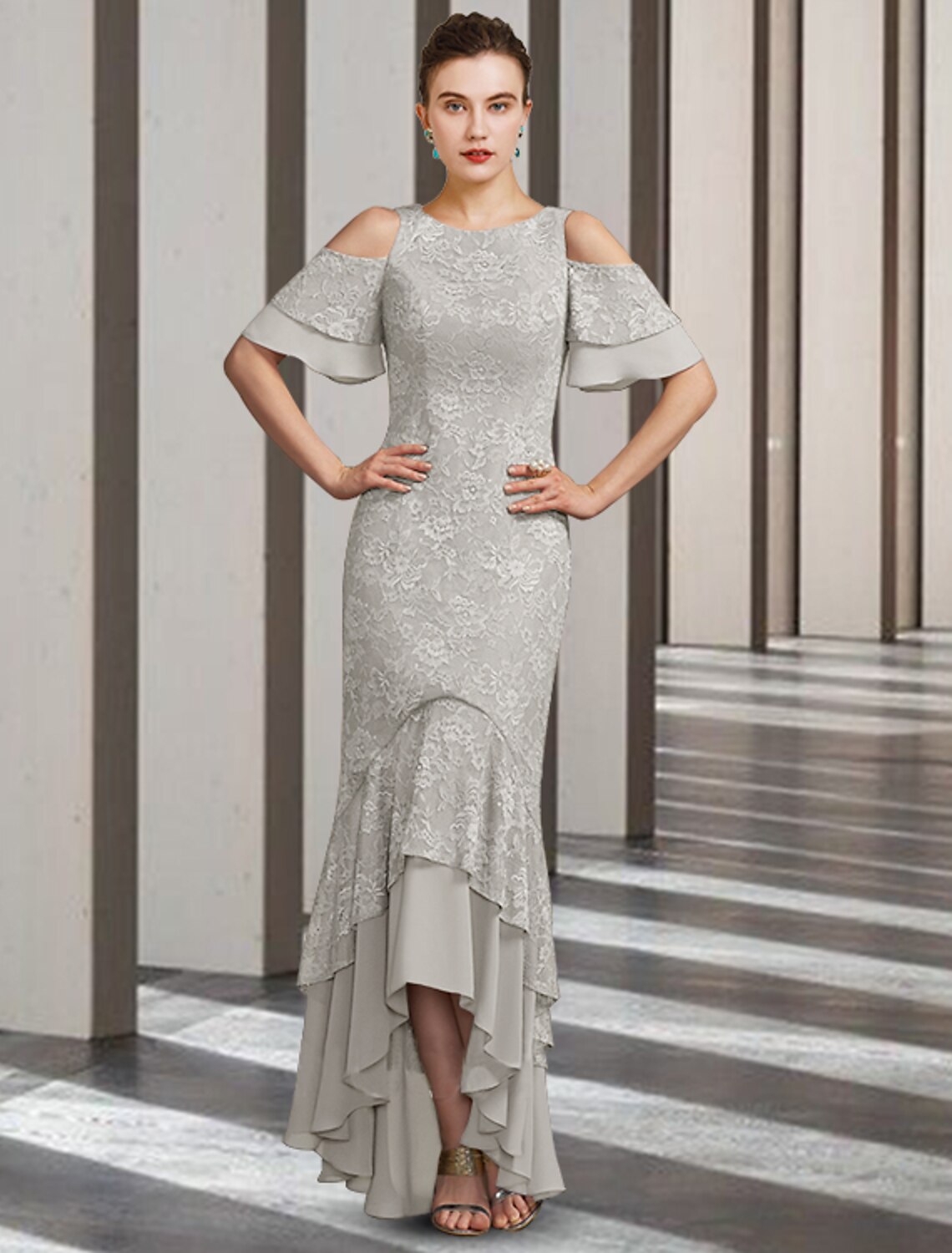 Vestido elegante de madre de la novia con corte tubo/columna, escote joya alto y bajo, largo hasta el suelo, gasa, encaje, manga corta con volantes