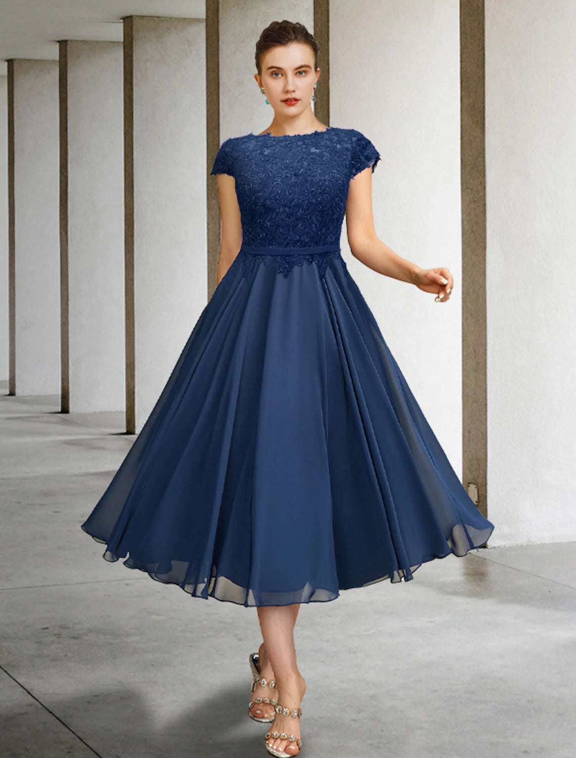 Abito da madre della sposa a trapezio, elegante e lussuoso, lunghezza tè, in chiffon, con scollo a cuore, maniche corte e applicazioni a pieghe.