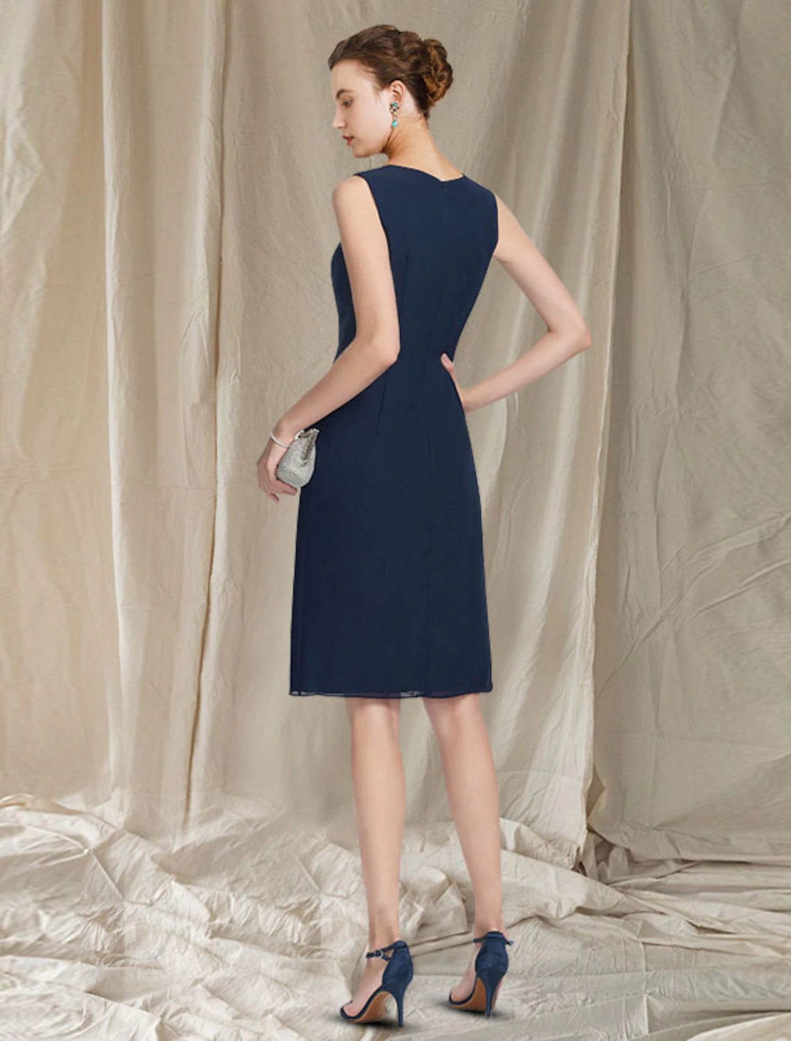 Vestido elegante de dos piezas para madre de la novia, de tubo o columna, con cuello joya, largo hasta la rodilla, de gasa, sin mangas, con chaqueta y abalorios y lentejuelas