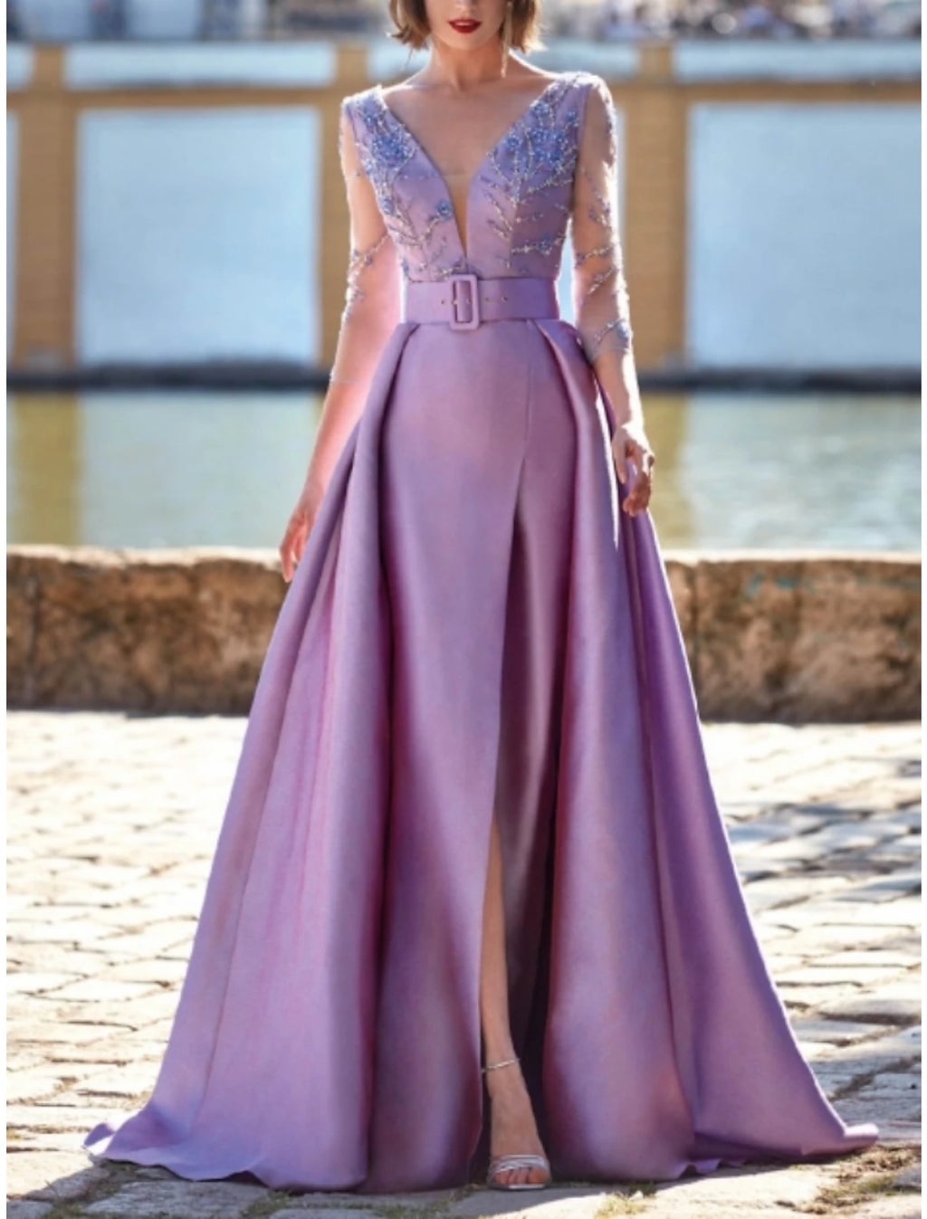 Vestido de noche elegante de corte A para invitada de boda, con cola larga, mangas 3/4, escote en V, satén con pliegues y abertura con lentejuelas