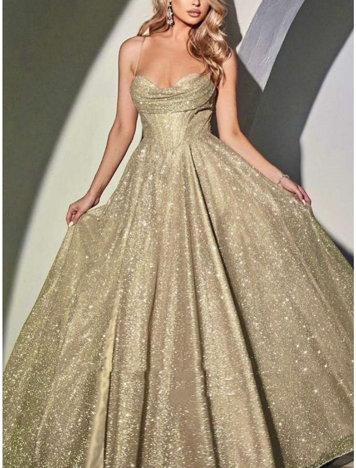 Abito da sera a trapezio, elegante, formale, con strascico, senza maniche, spalline sottili, paillettes con glitter, pieghe arricciate, 2025