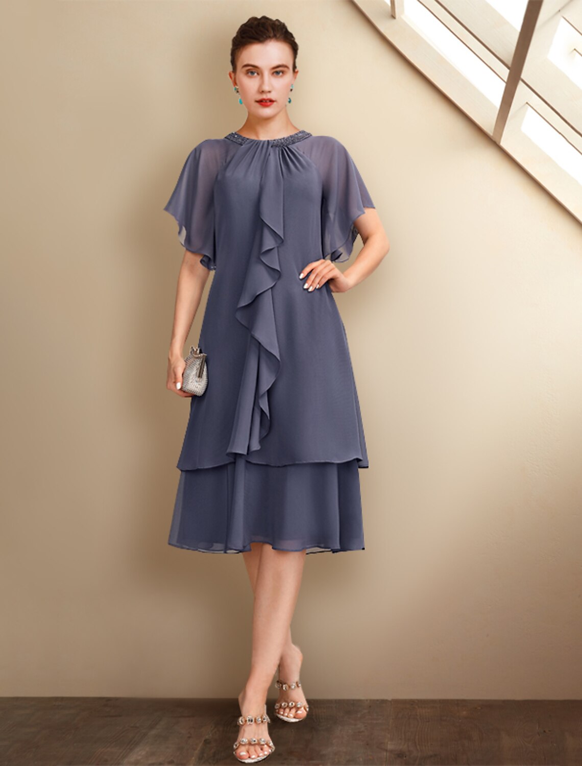 Abito da madre della sposa a trapezio, elegante, in chiffon, con scollo gioiello, lunghezza al ginocchio, manica corta, con volant di perline