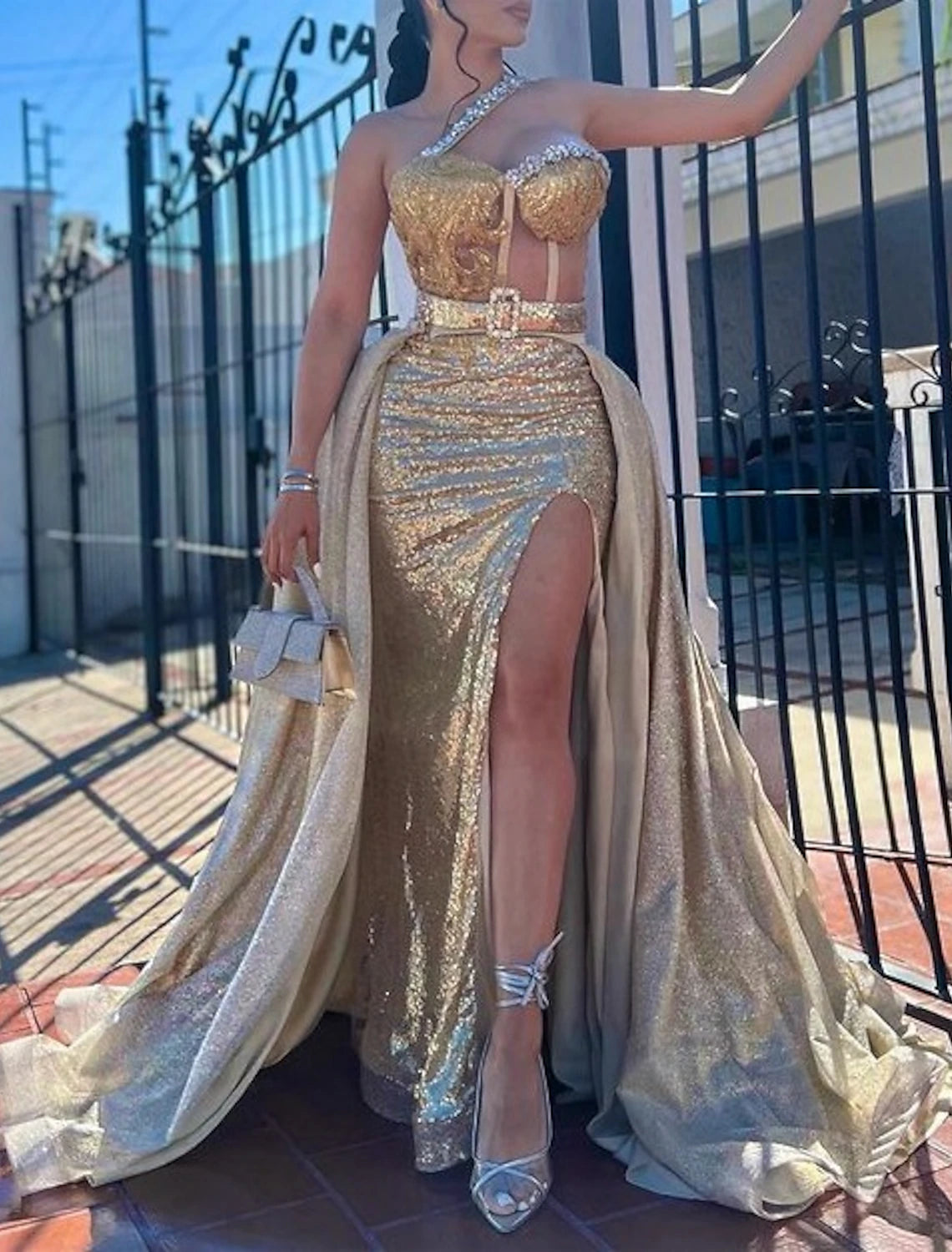 Vestido de noche de sirena/trompeta, brillante, para carnaval, boda, con cola larga/cepillo, sin mangas, cuello halter, cinturón/faja con lentejuelas y sobrefalda.