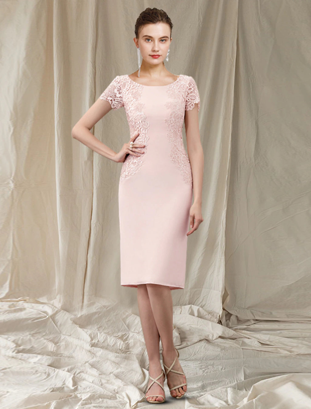 Vestido de madre de la novia con corte tubo/columna, elegante, escote joya, largo hasta la rodilla, tejido de encaje, manga corta con apliques