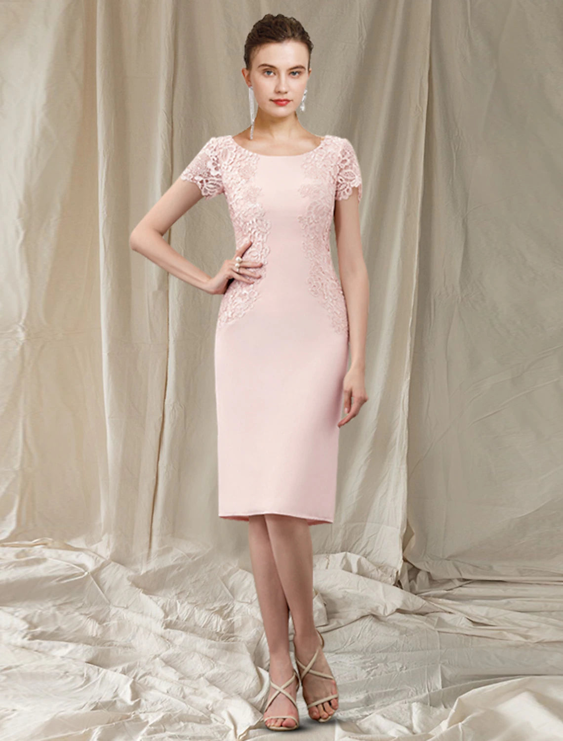 Vestido de madre de la novia con corte tubo/columna, elegante, escote joya, largo hasta la rodilla, tejido de encaje, manga corta con apliques
