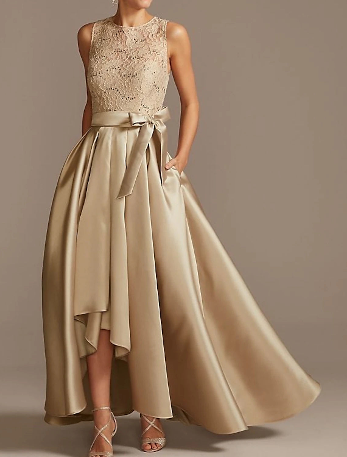 Abito da cerimonia per la madre della sposa, a trapezio, elegante, con scollo a V, asimmetrico, in raso e pizzo, senza maniche, con fiocco/i e pieghe.