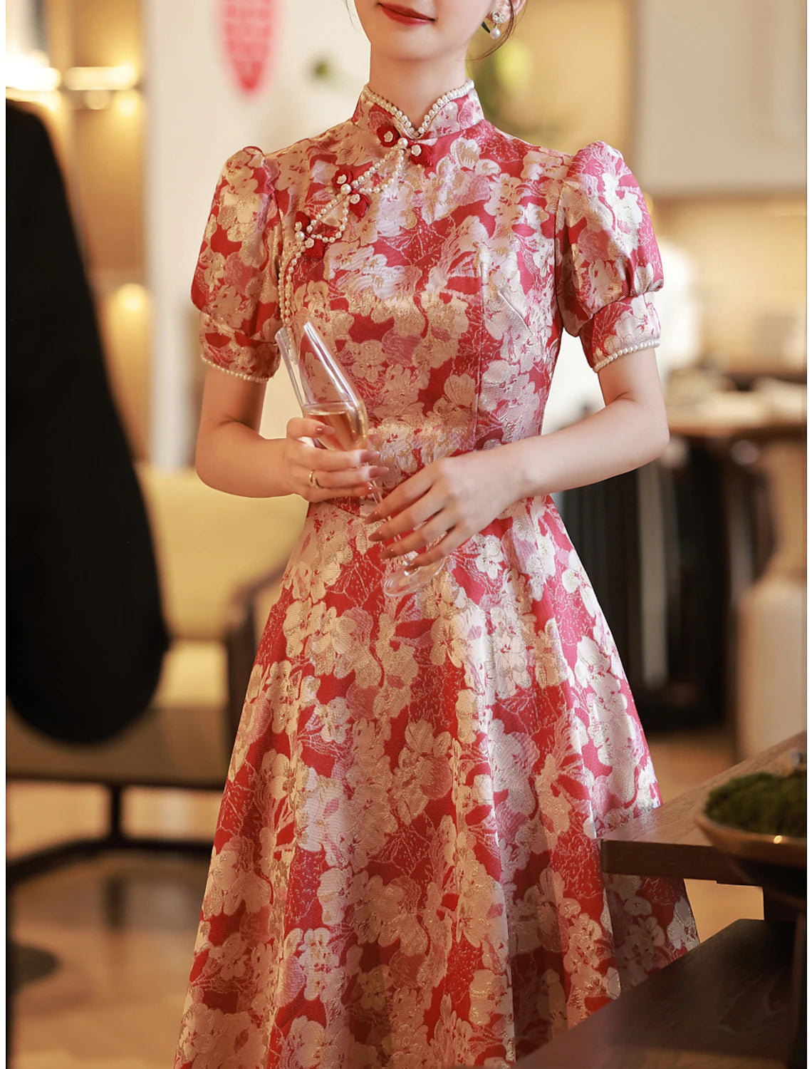 Abito da sera a trapezio, stile cinese, da fidanzamento, lungo fino al pavimento, con mezza manica, collo alto, in raso con perle e spalline.