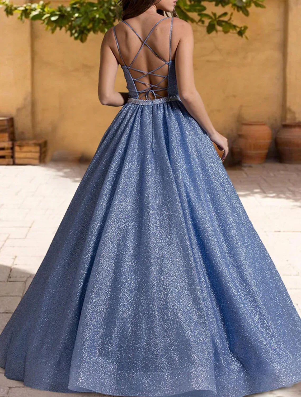 Vestido de quinceañera con brillo y brillo, largo hasta el suelo, sin mangas, tirantes finos, tul con purpurina y pliegues cruzados.