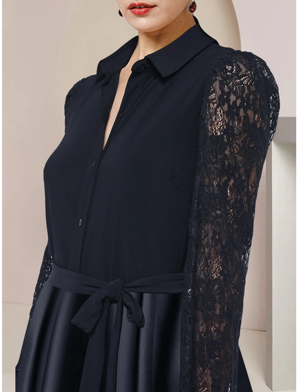 Abito da cerimonia per la madre della sposa, a trapezio, elegante, con colletto a camicia, asimmetrico, lungo fino al pavimento, in raso, a maniche lunghe, con fiocco/i in pizzo e arricciature.