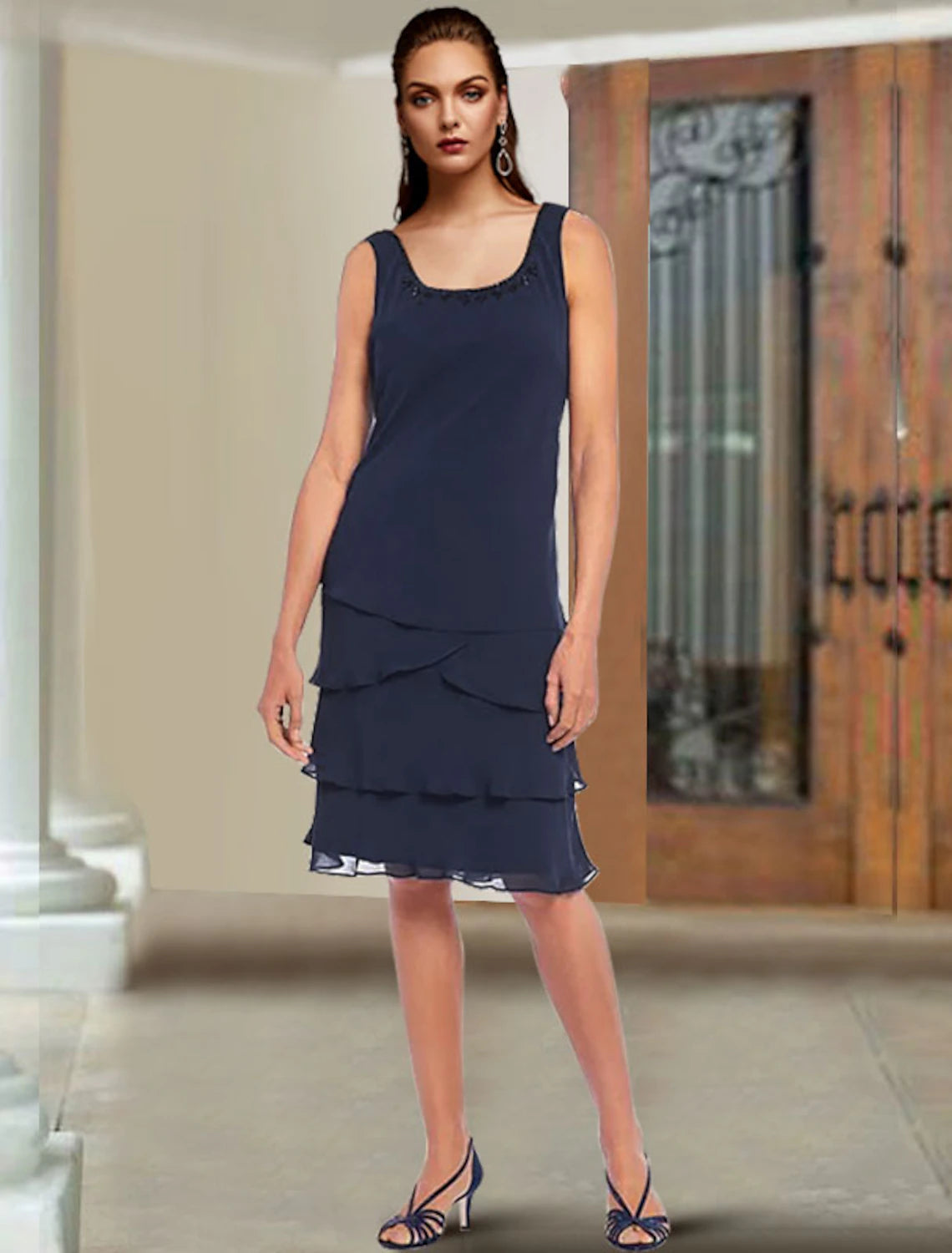 Vestido elegante de dos piezas para madre de la novia, estilo tubo/columna, escote redondo, largo hasta la rodilla, de gasa, con encaje, sin mangas, cruzado con volantes y cuentas.