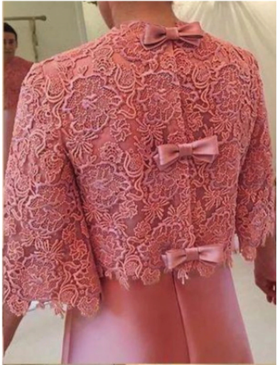 Vestido de madre de la novia con curvas de talla grande para invitadas de boda, elegante, para fiesta, cuello joya, largo hasta el suelo, encaje de satén, manga 3/4 con lazo(s).