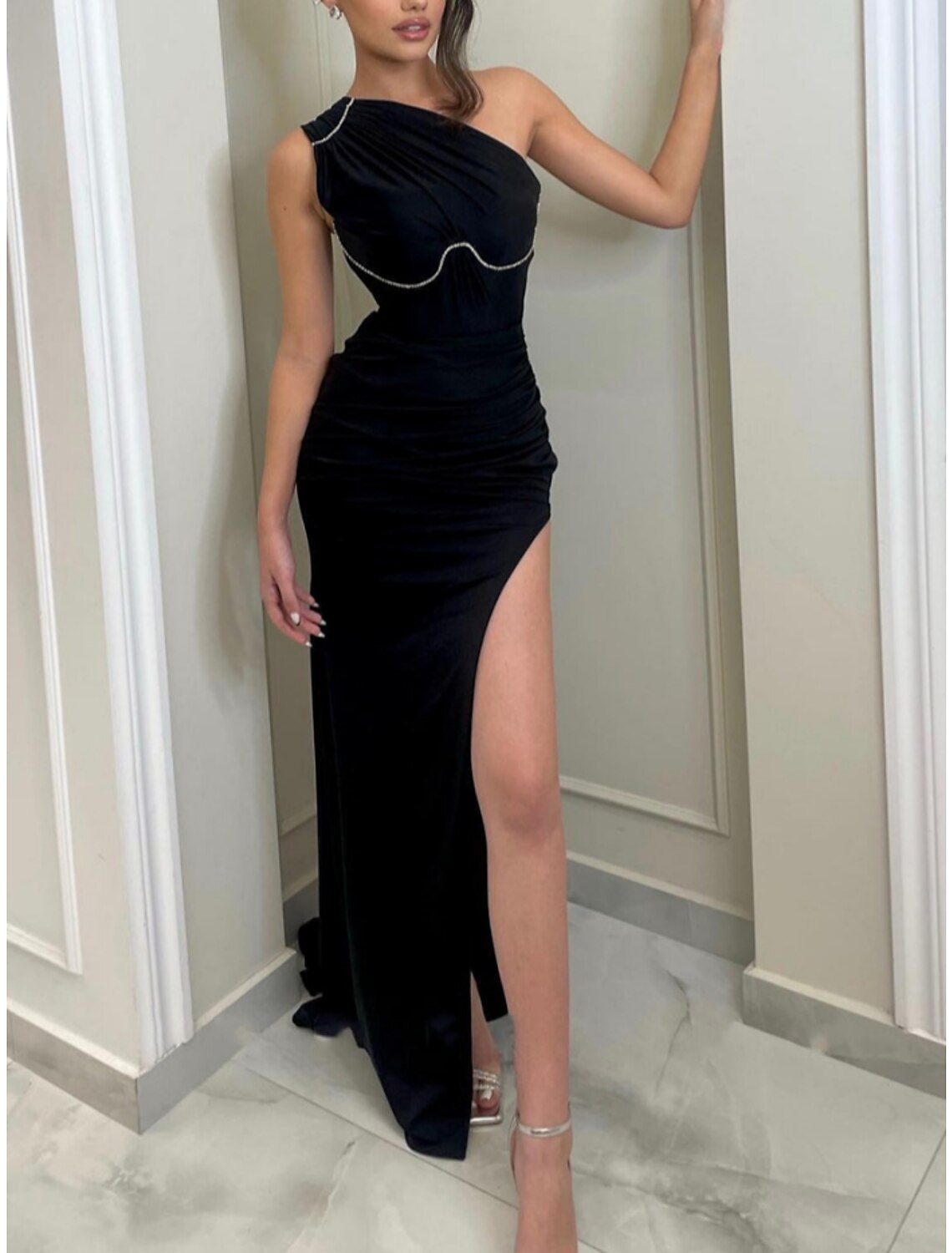 Vestido de noche elegante con corte en forma de columna, vestido formal con cola larga y escote pronunciado, vestido negro sin mangas, un hombro, satén con pliegues y lentejuelas fruncidas.