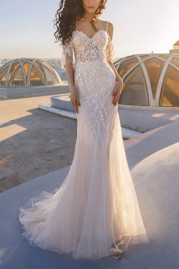 Vestido de novia de cola de pez con falda desmontable y dobladillo de encaje con tiras finas en los hombros