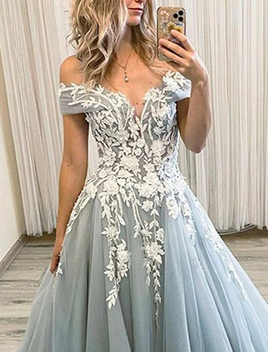 Vestido de fiesta estilo princesa, formal, largo hasta el suelo, sin mangas, hombros descubiertos, organza, espalda descubierta, con pliegues y apliques