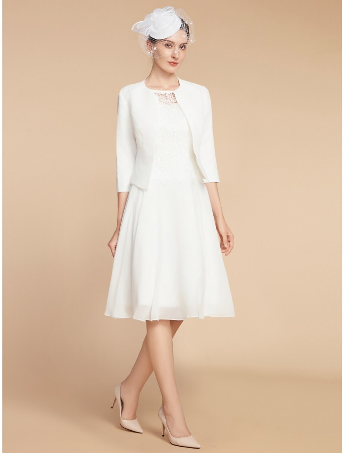 Vestido de dos piezas de corte A para madre de la novia, elegante, estilo pequeño, con escote joya, largo hasta la rodilla, de gasa, con encaje, manga 3/4 y pliegues, color liso.