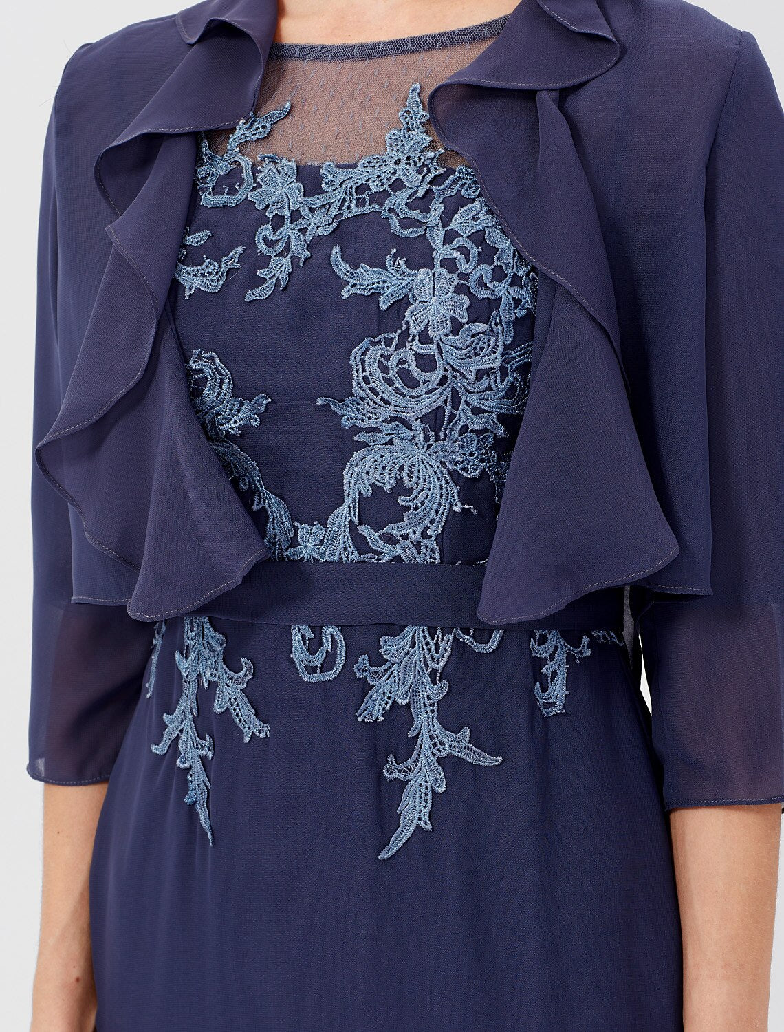 Vestido de madre de la novia con corte tubo/columna, formal, clásico y atemporal, elegante y lujoso, convertible, cuello ilusión, largo hasta la rodilla, gasa, manga 3/4, sí, con faja/cinta