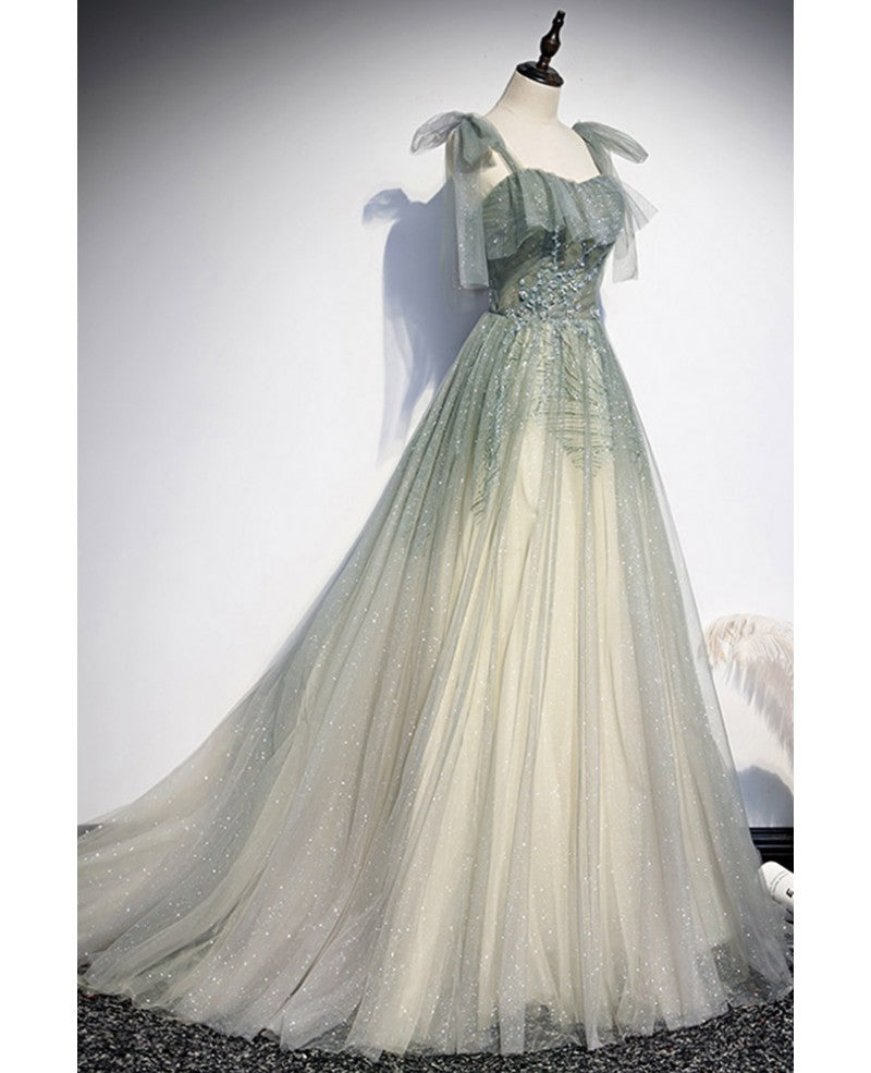 Elegante y dulce vestido de fiesta verde salvia sin mangas con hombros descubiertos y cuentas con lentejuelas transparentes brillantes. Vestido de noche verde salvia de corte A con hombros descubiertos, cola amplia y borde con volantes.