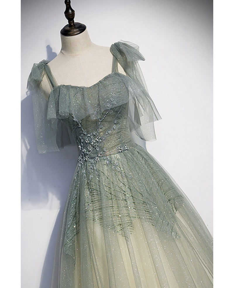 Elegante y dulce vestido de fiesta verde salvia sin mangas con hombros descubiertos y cuentas con lentejuelas transparentes brillantes. Vestido de noche verde salvia de corte A con hombros descubiertos, cola amplia y borde con volantes.