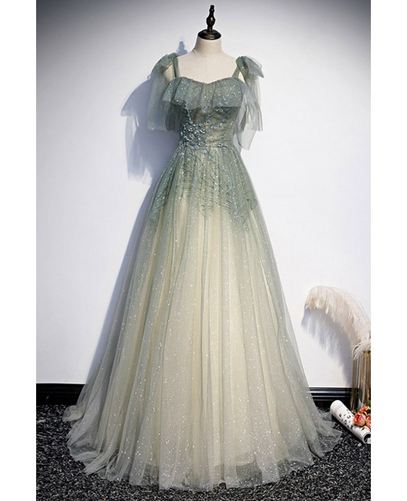 Elegante y dulce vestido de fiesta verde salvia sin mangas con hombros descubiertos y cuentas con lentejuelas transparentes brillantes. Vestido de noche verde salvia de corte A con hombros descubiertos, cola amplia y borde con volantes.