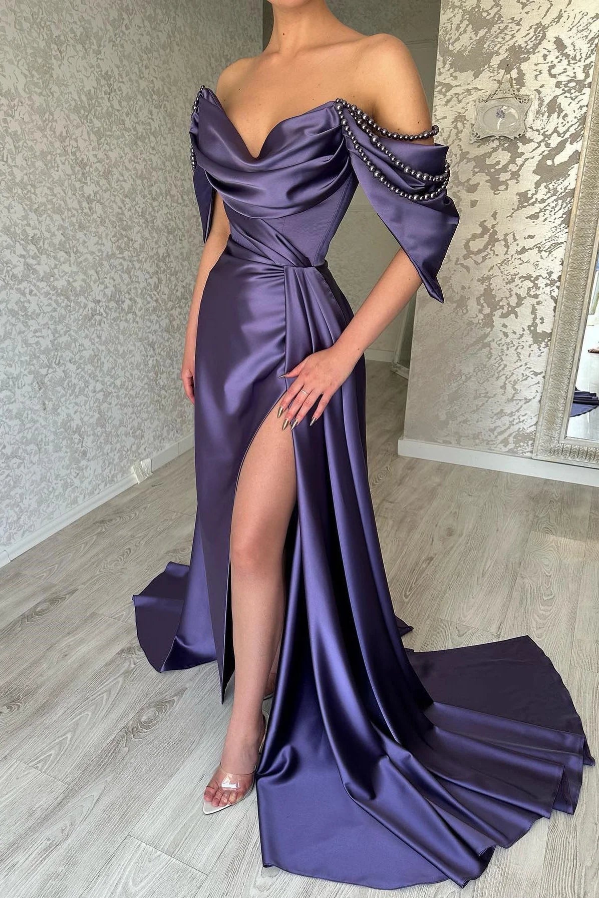Vestido de noche largo morado de corte A con abertura en los hombros, sin mangas