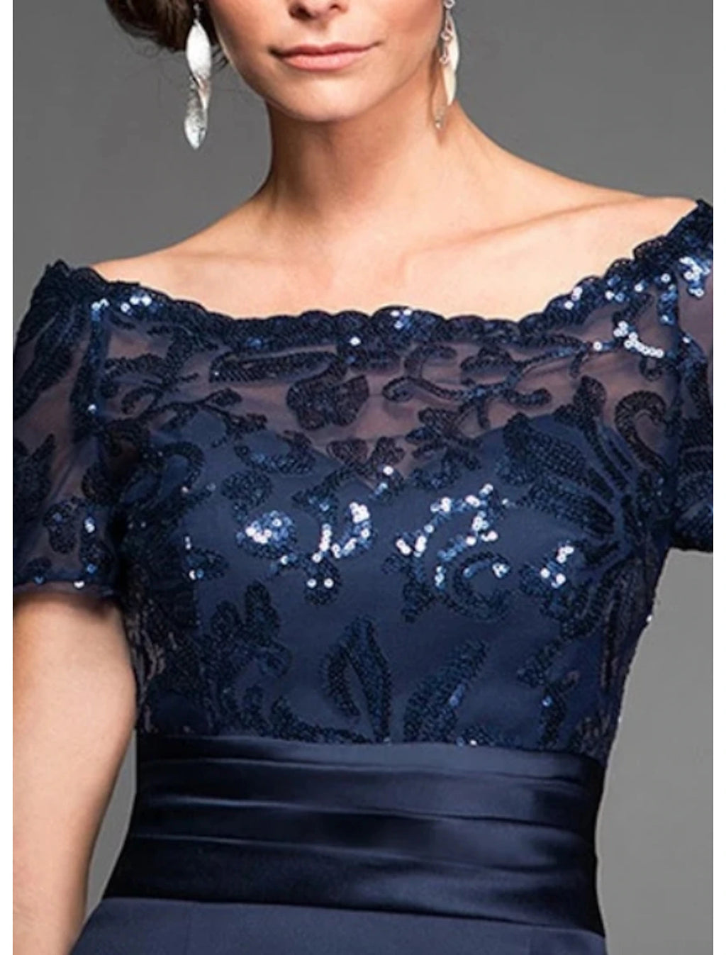 Vestido de madre de la novia con corte tubo/columna, elegante, para invitadas de boda, hombros descubiertos, largo hasta la rodilla, de gasa, encaje, tul, manga corta con encaje y lentejuelas
