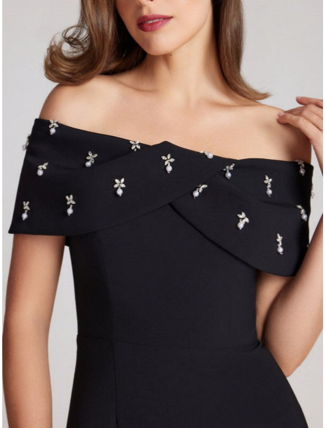 Vestido elegante de fiesta para invitadas de boda, con corte en forma de tubo o columna, largo hasta la rodilla, color negro, manga corta, hombros descubiertos, tela con cristales.