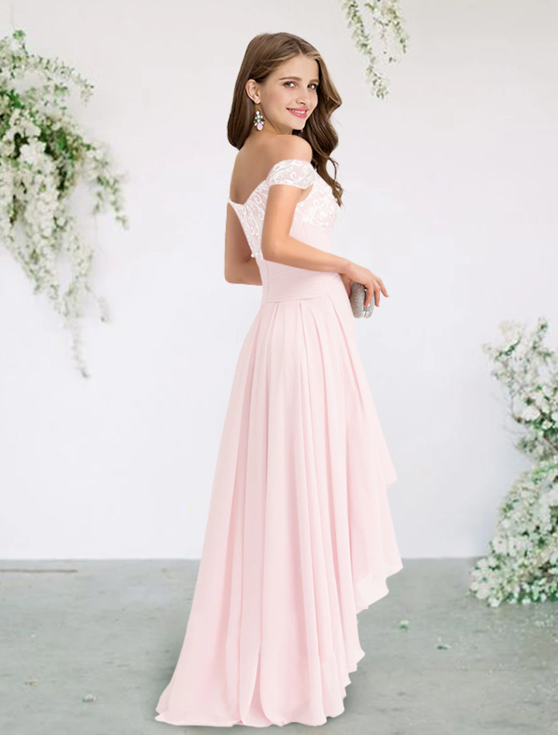 Abito da damigella d'onore a trapezio, con spalle scoperte, maniche corte, elegante strascico a spazzola, chiffon asimmetrico, pizzo con applicazioni