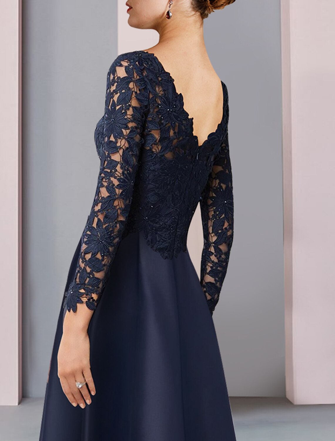 Abito da cerimonia per la madre della sposa, a trapezio, elegante, con scollo a V asimmetrico, lunghezza tè, in raso, pizzo, maniche lunghe con applicazioni a pieghe