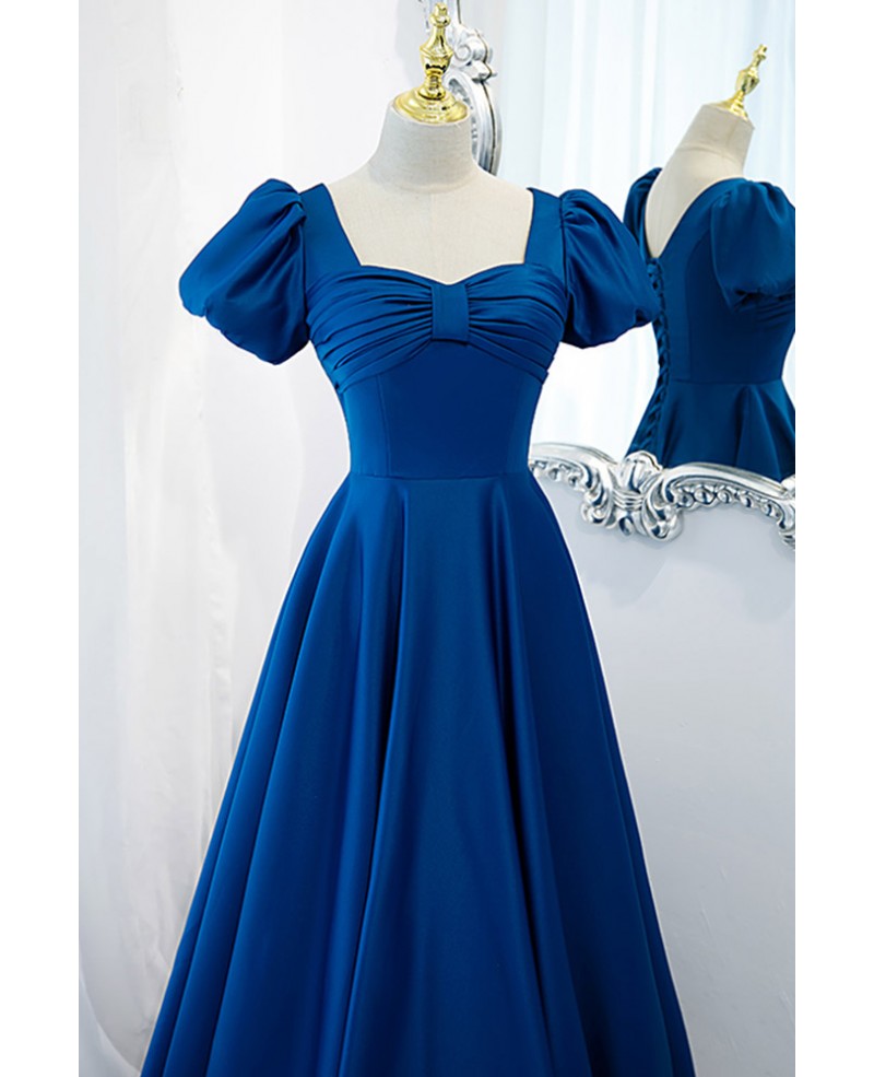 Vestido de noche elegante y elegante de satén azul retro con escote cuadrado, manga corta, tirantes azules sin espalda y largo hasta el suelo.