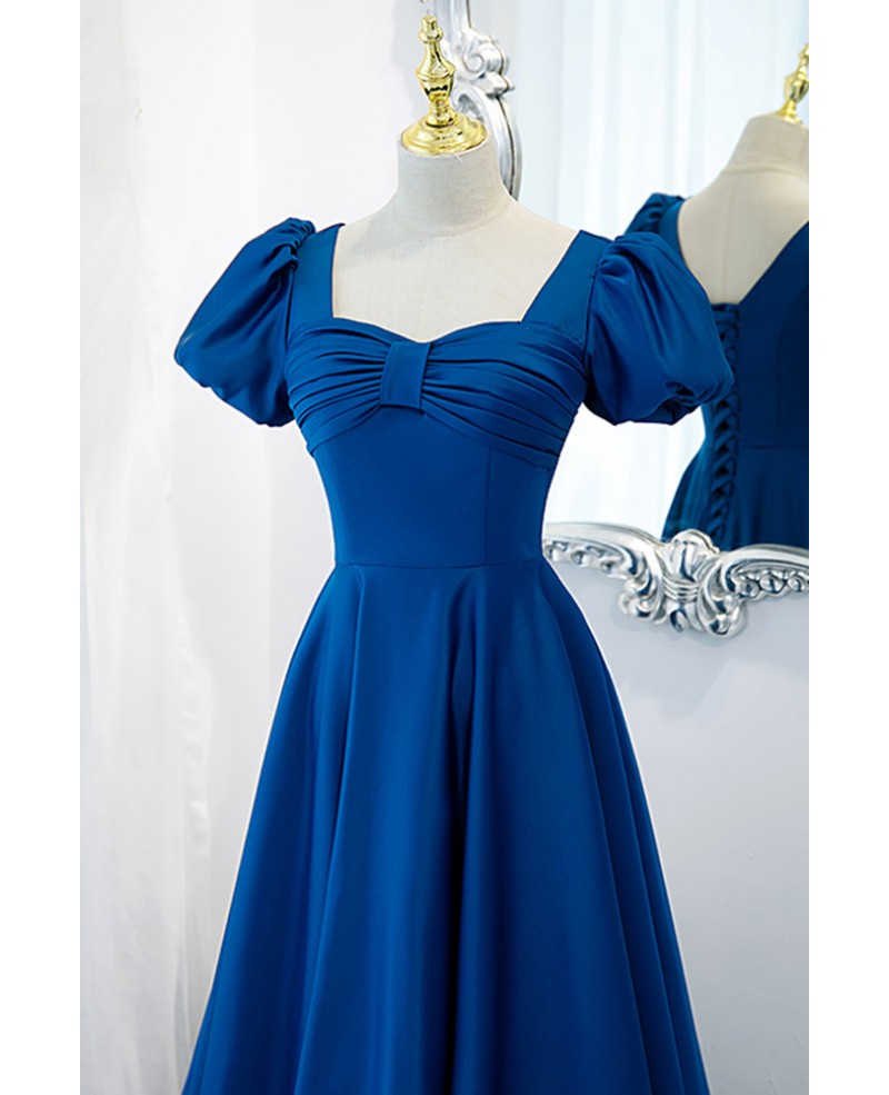 Vestido de noche elegante y elegante de satén azul retro con escote cuadrado, manga corta, tirantes azules sin espalda y largo hasta el suelo.