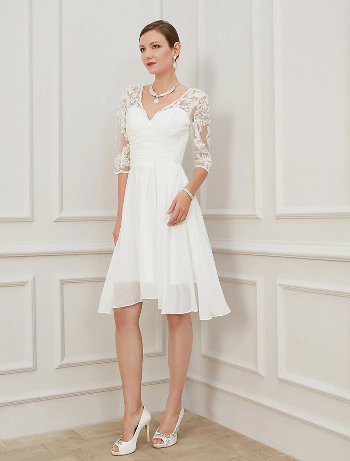 Abiti da sposa bianchi per ricevimento, abiti da sposa autunnali, linea ad A, scollo a V, maniche corte, lunghezza al ginocchio, in chiffon, con applicazioni drappeggiate, abiti da sposa estivi per feste di matrimonio, abbigliamento da donna