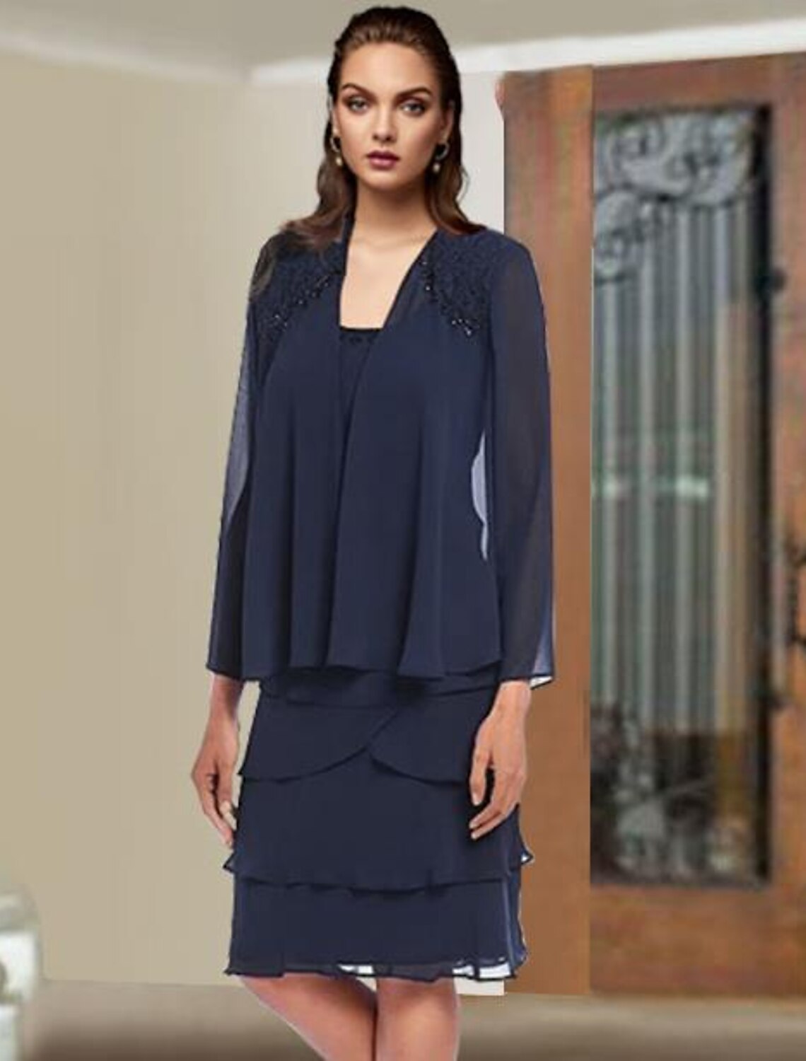 Vestido elegante de dos piezas para madre de la novia, estilo tubo/columna, escote redondo, largo hasta la rodilla, de gasa, con encaje, sin mangas, cruzado con volantes y cuentas.