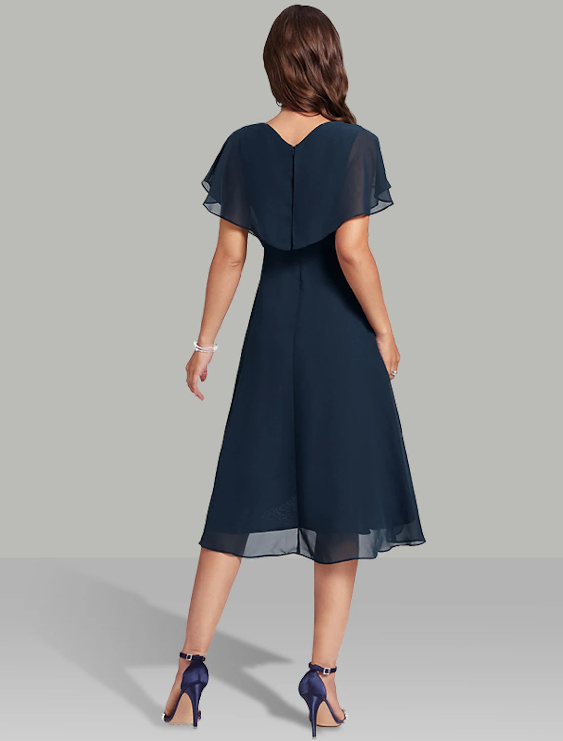 Vestidos de novia de corte A, elegantes, semi formales, largos hasta la rodilla, mangas cortas, escote en V, cinturón/faja de gasa con cuentas