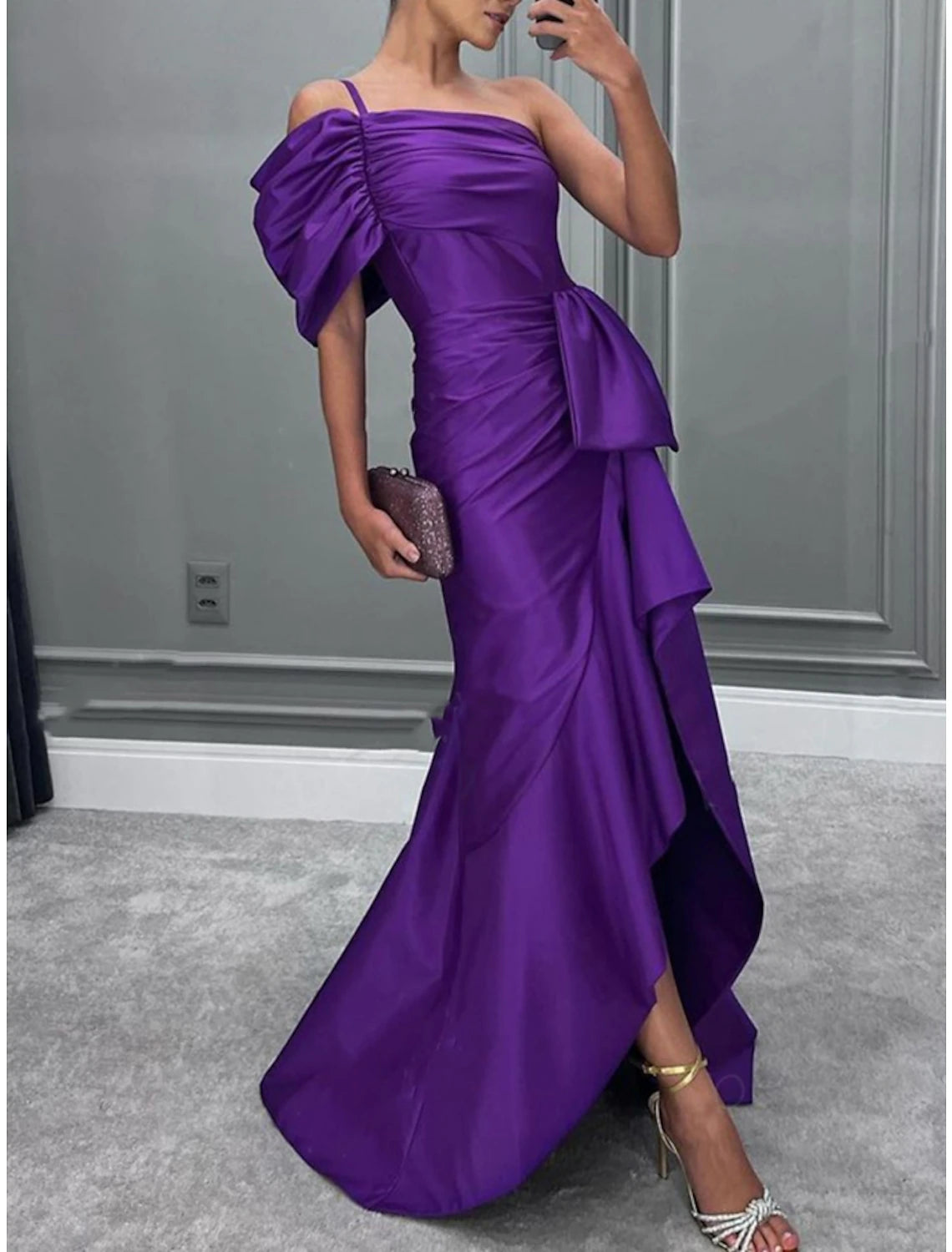 Abito da sera a sirena/tromba, elegante, formale, rosso/verde, natalizio, con strascico a spazzola, manica corta, monospalla, in raso con balze arricciate 2025