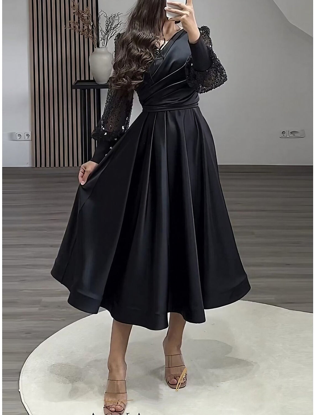 Vestido de noche elegante de corte A, formal, largo hasta la rodilla, manga larga, escote en V, satén con pliegues brillantes y fruncido.