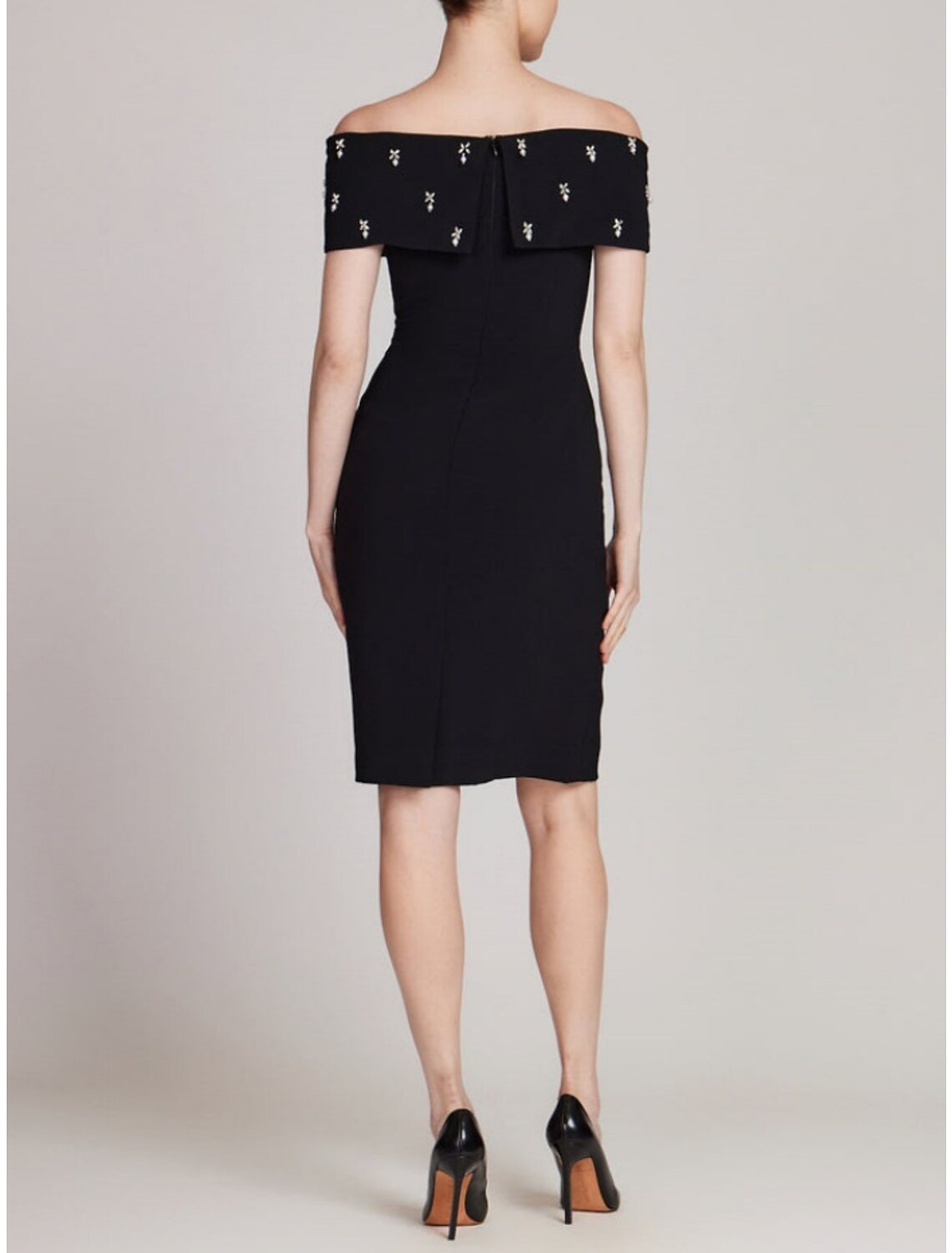 Vestido elegante de fiesta para invitadas de boda, con corte en forma de tubo o columna, largo hasta la rodilla, color negro, manga corta, hombros descubiertos, tela con cristales.