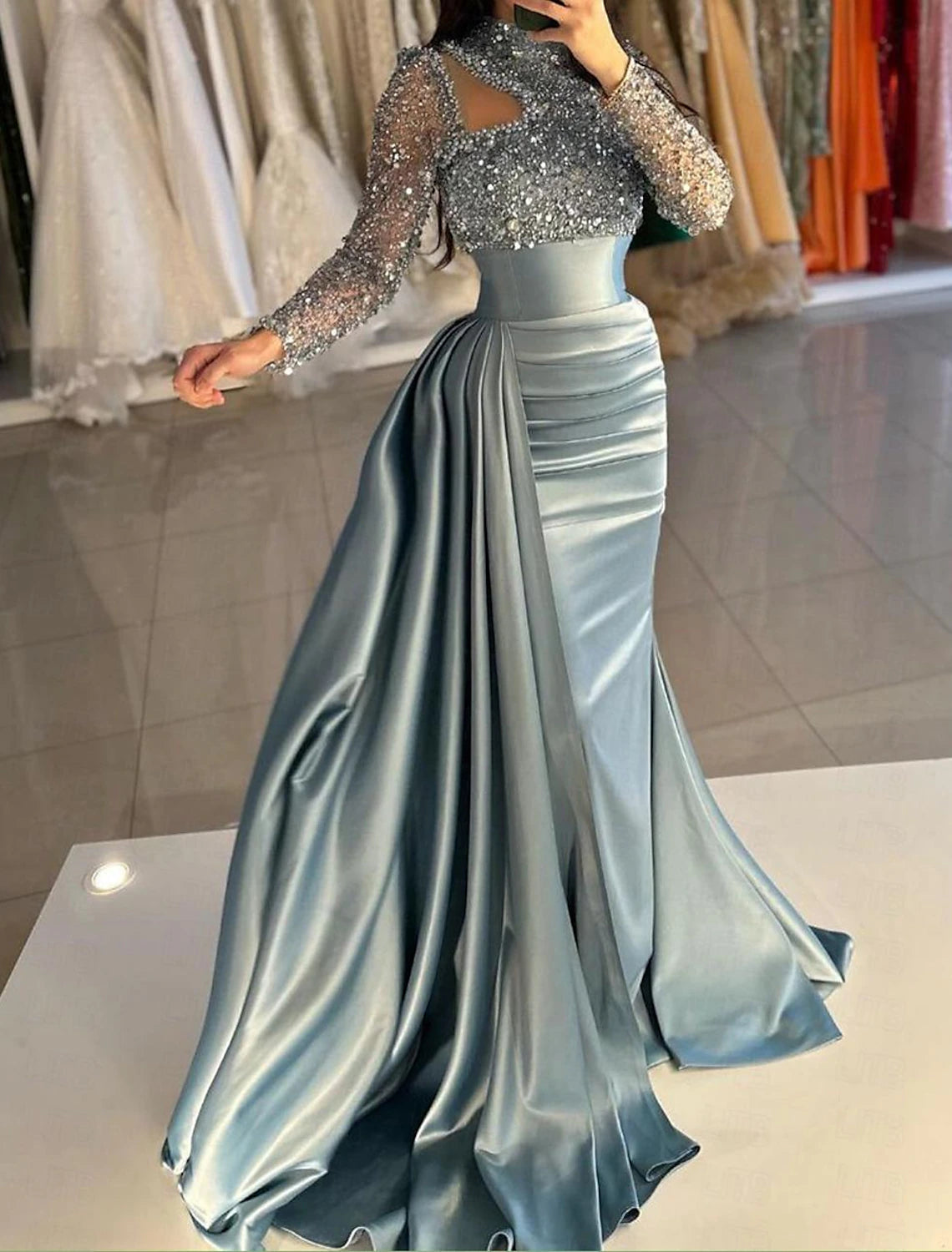 Vestido de noche elegante de sirena/trompeta, formal, con cola larga y cuello alto, de satén con perlas y lentejuelas.
