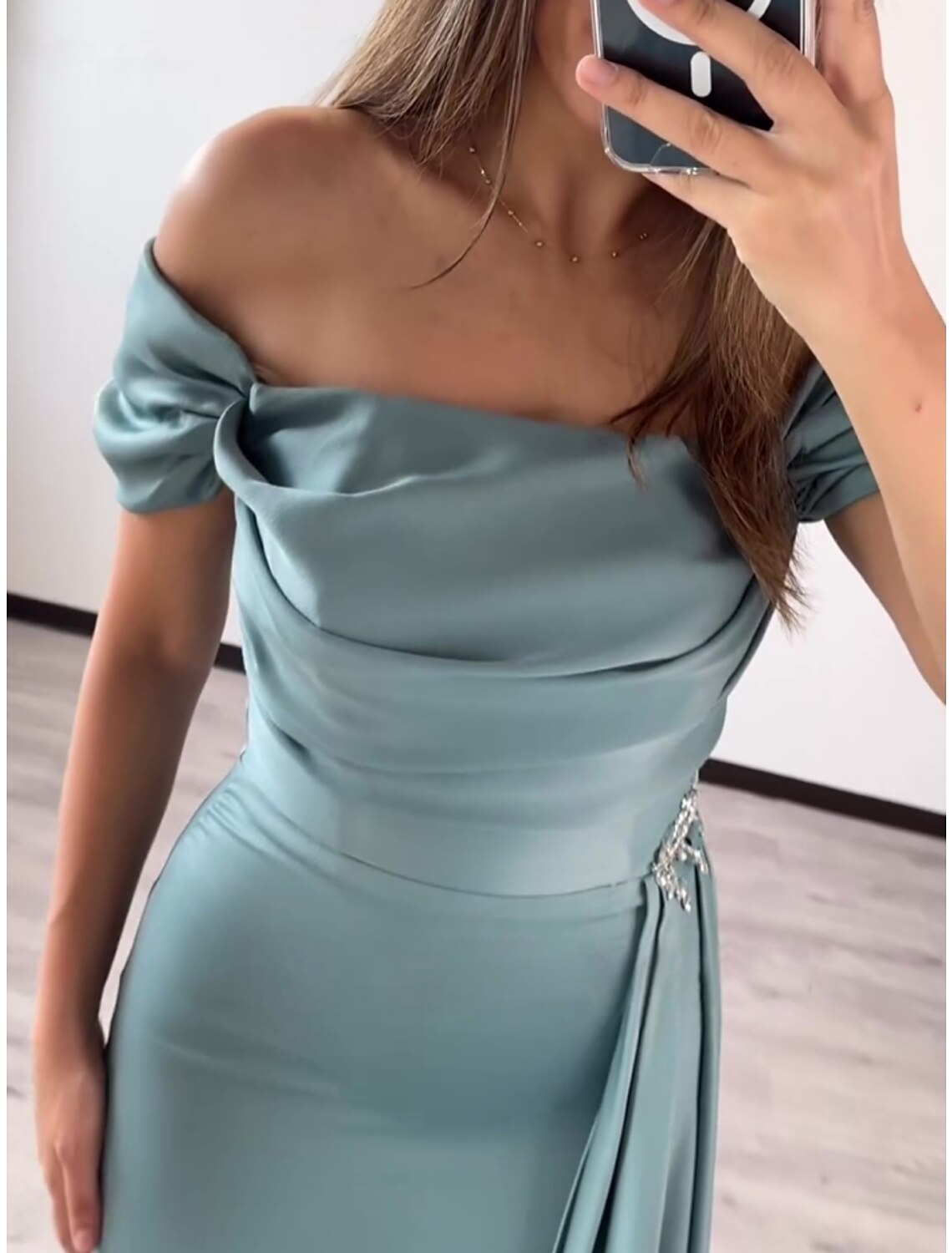 Vestido de noche elegante con corte en forma de columna, corte formal, cola, manga corta, escote cuadrado, satén con pliegues y cristales fruncidos.