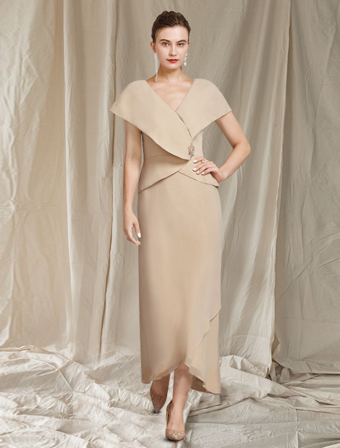 Vestido elegante para madre de la novia, de corte tubo/columna, escote en V alto y bajo, asimétrico, largo hasta los tobillos, de gasa, manga corta con volantes y broche de cristal.