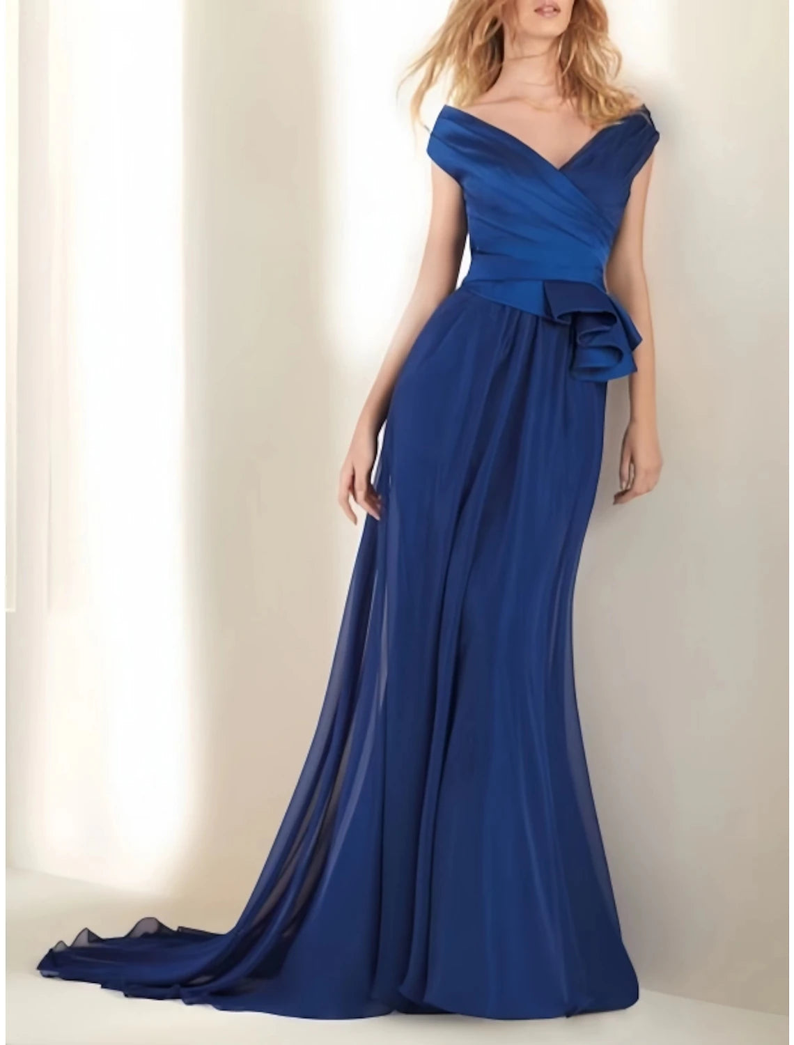 Vestido de noche elegante de corte A, vestido formal para invitados de boda, cola larga, manga corta, hombros descubiertos, satén con pliegues y volantes fruncidos.
