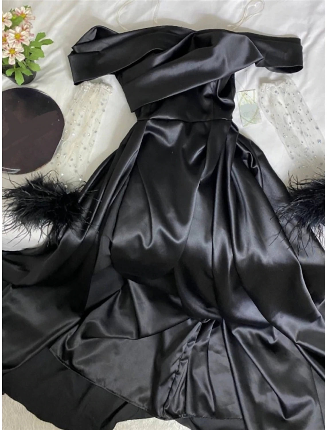 Abito da sera a trapezio, elegante, formale, nero, con strascico a ruota, manica lunga, spalle scoperte, raso con strass e pieghe a piuma, 2025