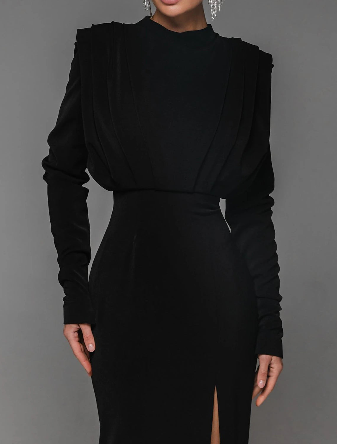 Abito da sera a tubino, elegante, formale, rosso, verde, lungo, manica lunga, collo alto, tessuto con spacco arricciato