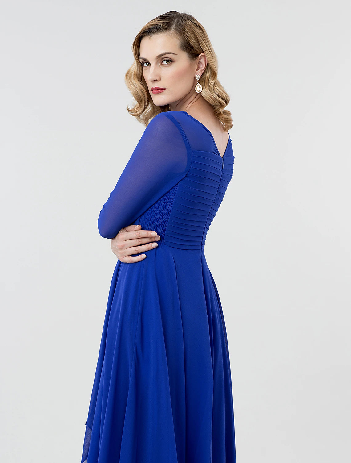 Abito da sera elegante a trapezio, da cerimonia, con scollo a barca, maniche a 3/4, lunghezza tè, in georgette con spilla di cristallo arricciata 2025 / maniche trasparenti