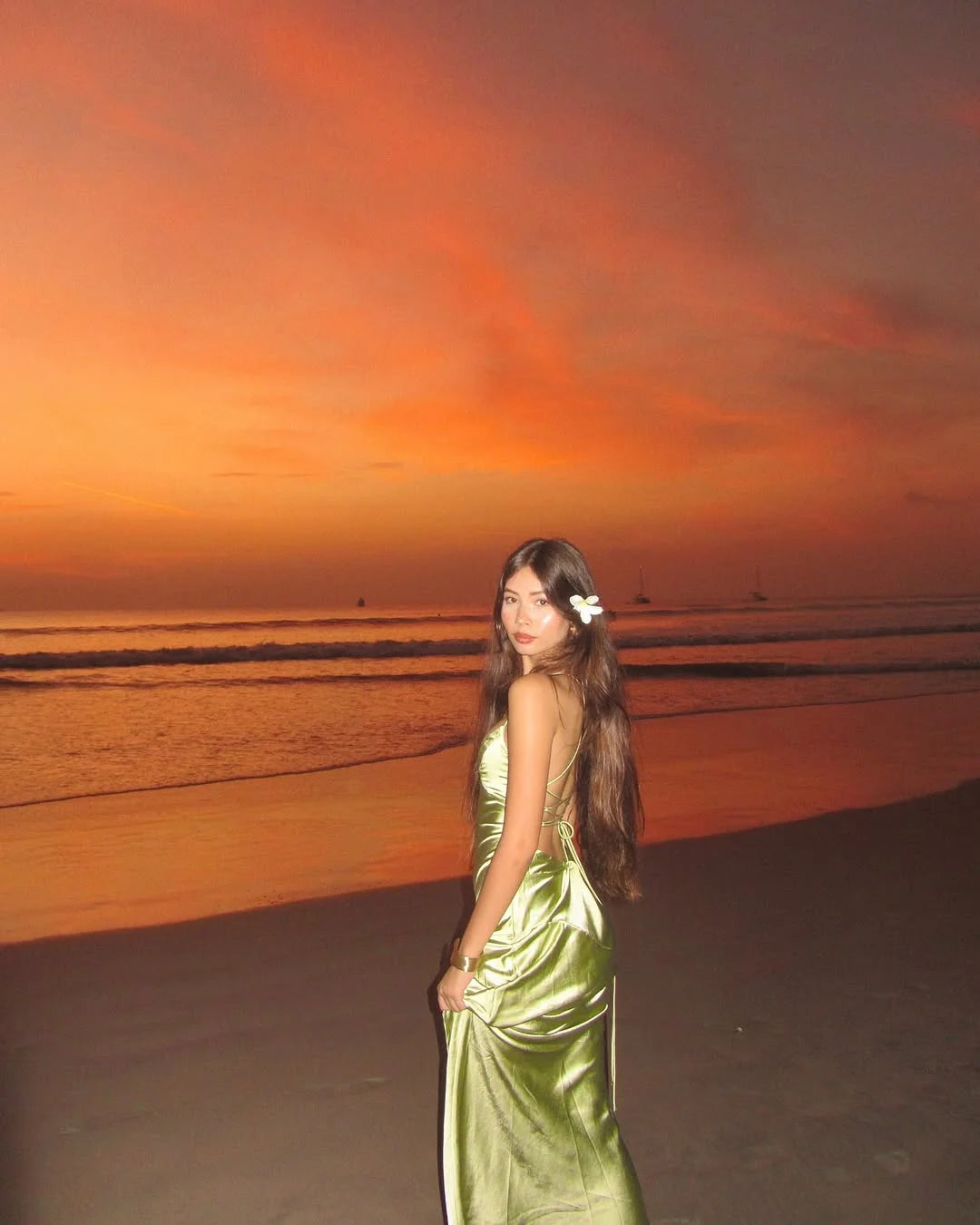 Vestido de verano con escote en V, tirantes finos y abertura lateral de Jimiss con cordones