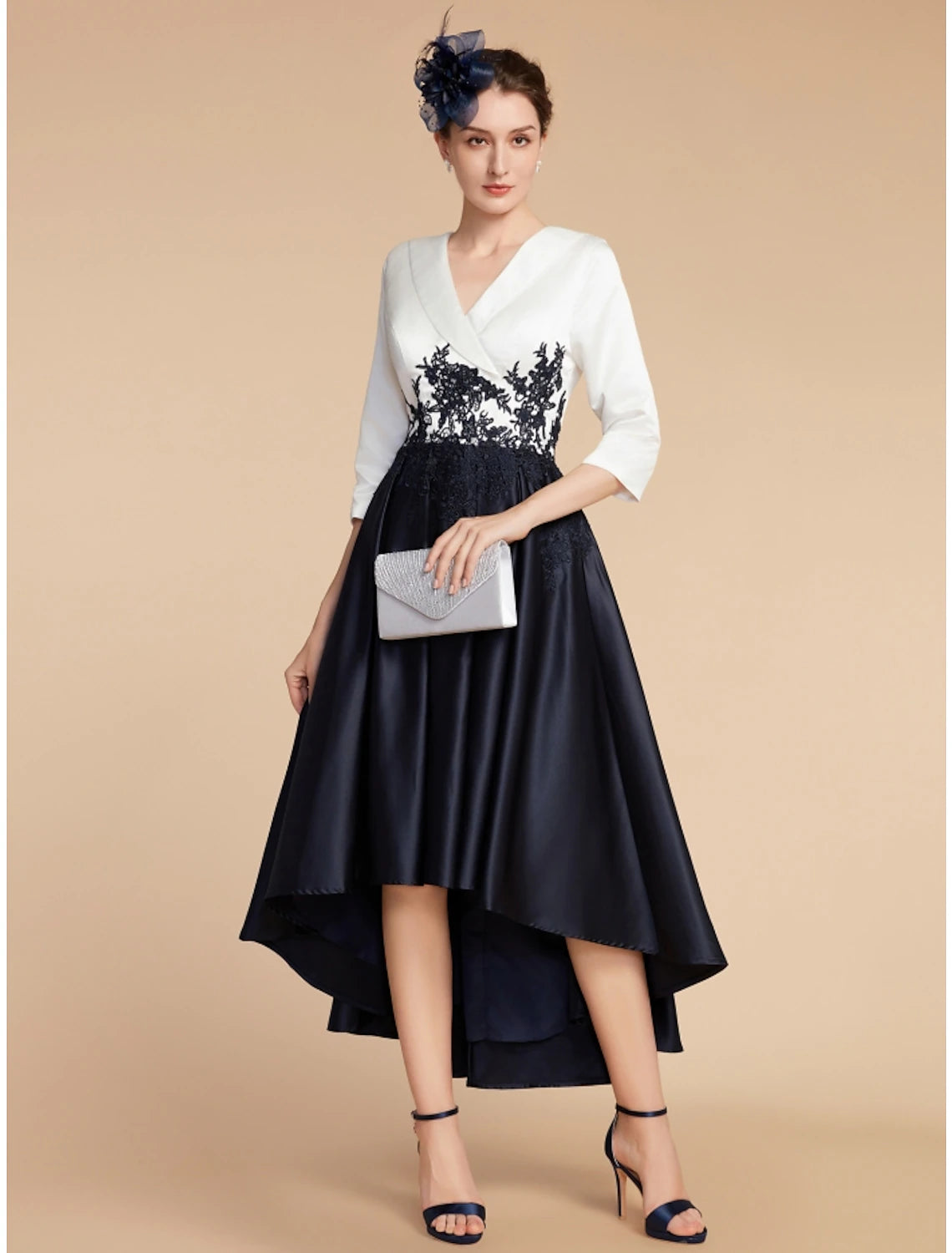 Abito da cerimonia per la madre della sposa, a trapezio, elegante, con scollo a V, asimmetrico, in raso e pizzo, a mezza manica con arricciature