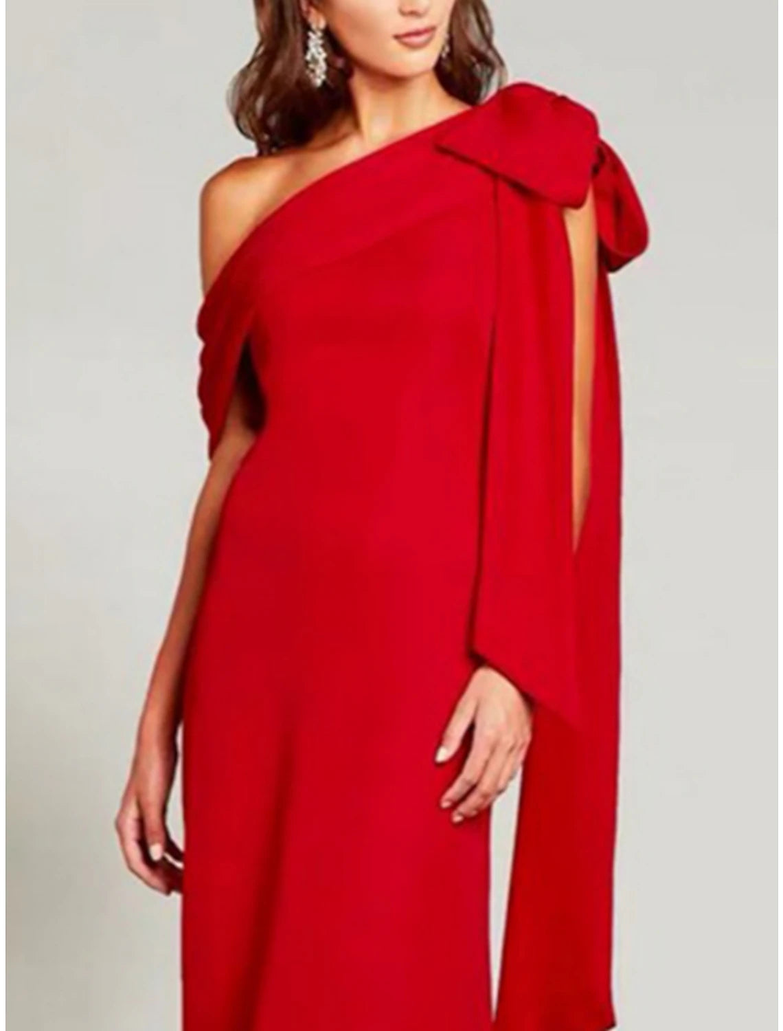 Vestido de noche elegante con corte en forma de columna, formal, con cola larga, rojo y verde navideño, manga corta, un hombro, charmeuse con lazo(s), pliegues y abertura.