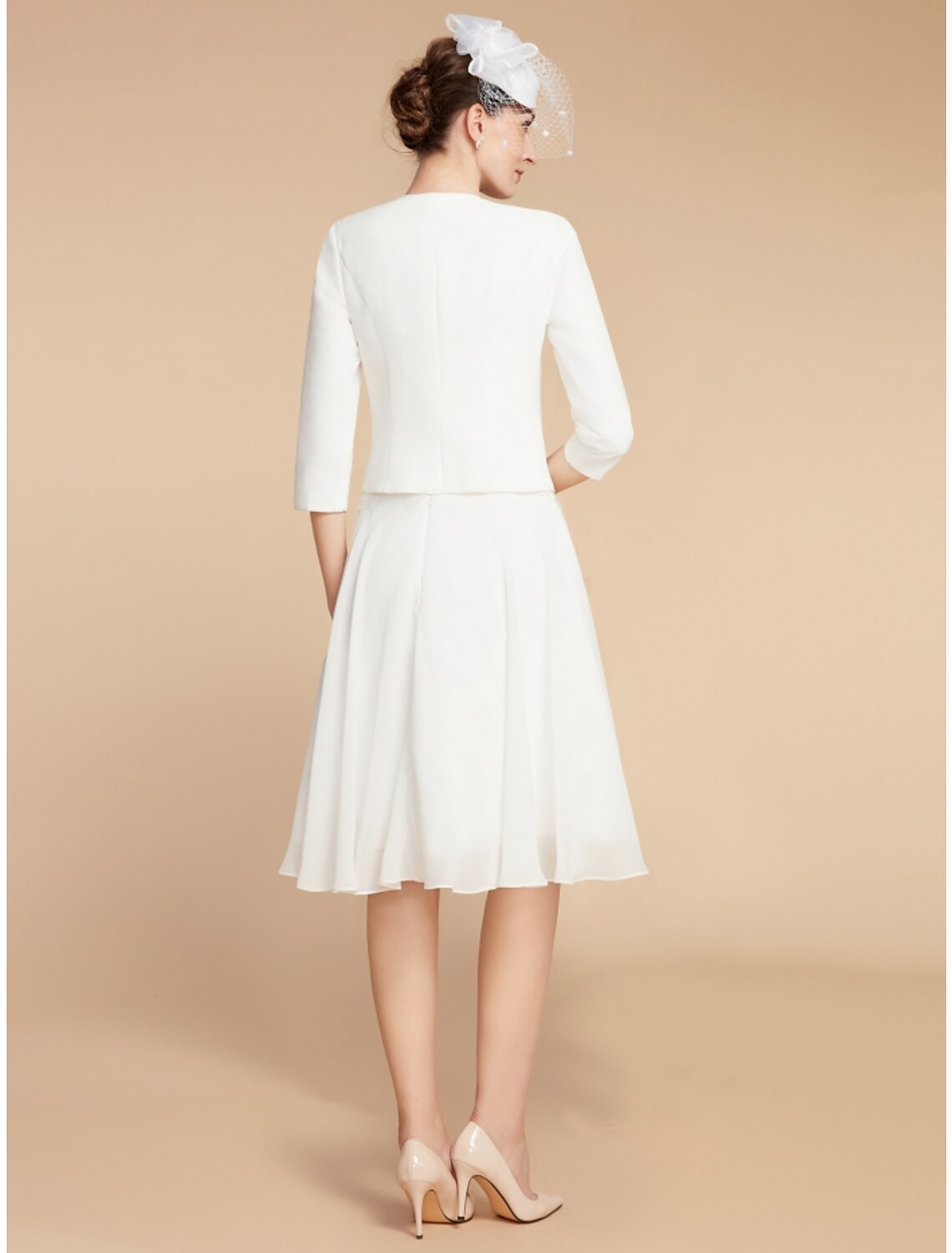 Vestido de dos piezas de corte A para madre de la novia, elegante, estilo pequeño, con escote joya, largo hasta la rodilla, de gasa, con encaje, manga 3/4 y pliegues, color liso.