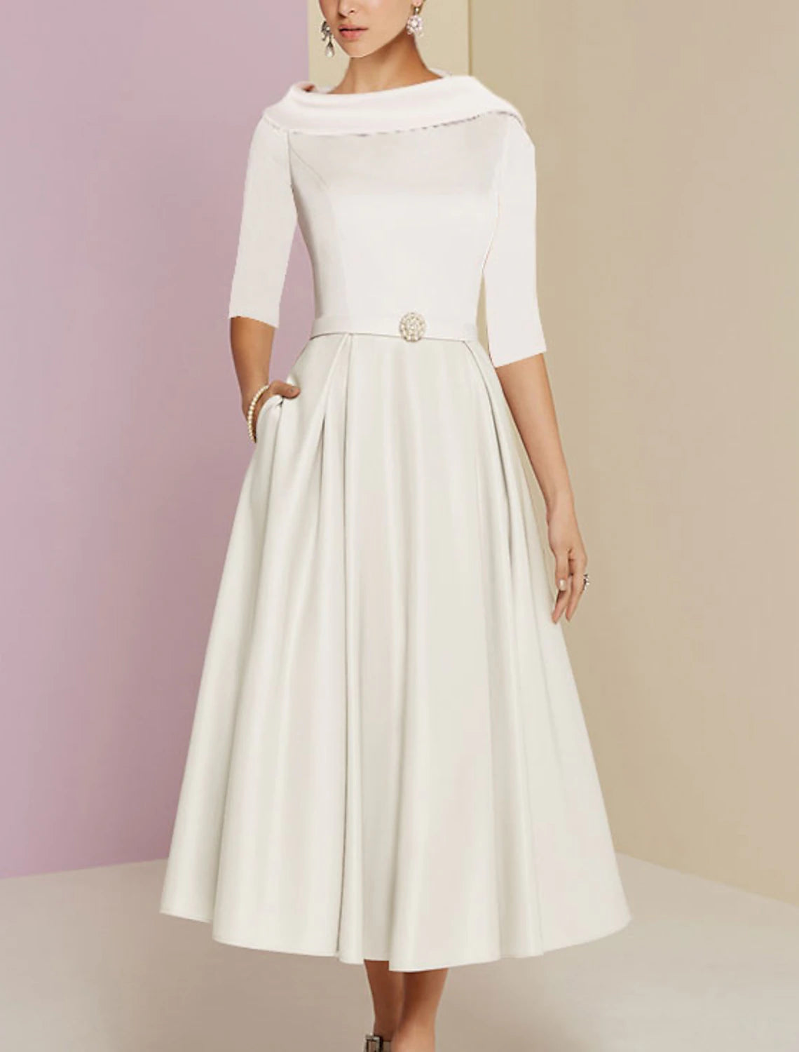 Abito da cerimonia per la madre della sposa, a trapezio, elegante, stile vintage, con scollo gioiello, lunghezza tè, in charmeuse, mezza manica, con pieghe e cristalli