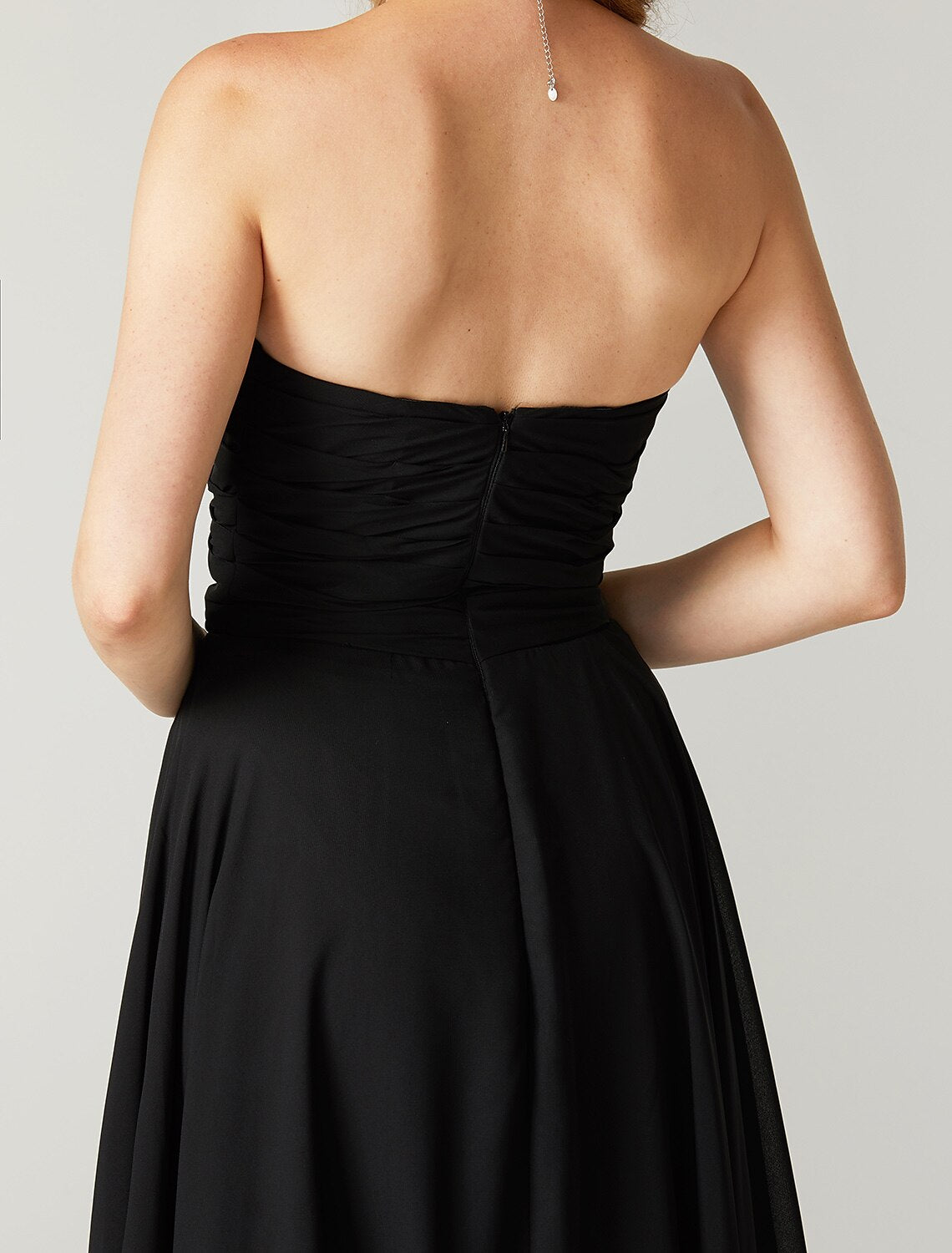 Abito a tubino/colonna minimalista per feste, cocktail party, senza maniche, in chiffon con scollo a cuore e pieghe incrociate, lunghezza al pavimento, cristalli